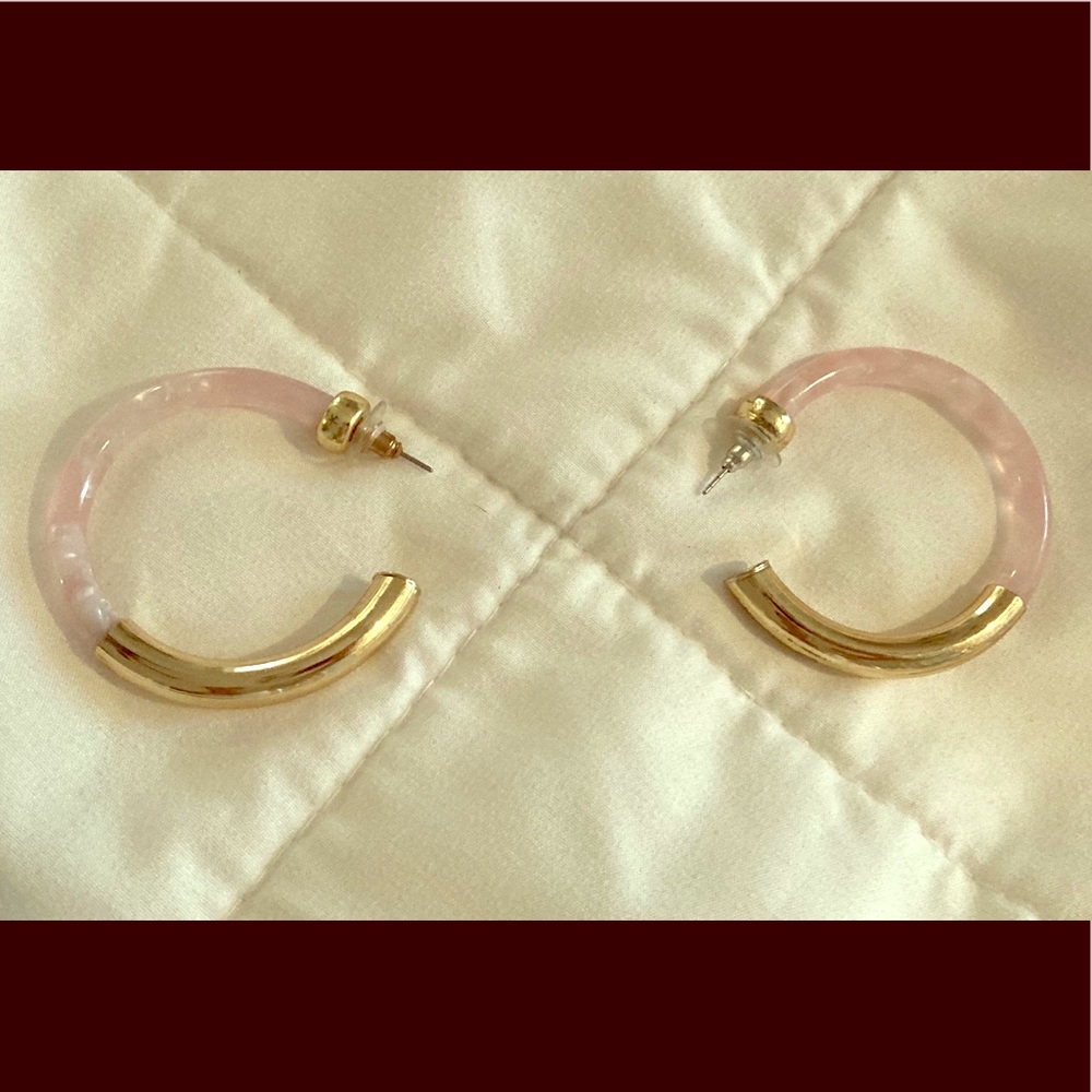 Pretty Pink & Gold Tone Hoop Earrings🍍